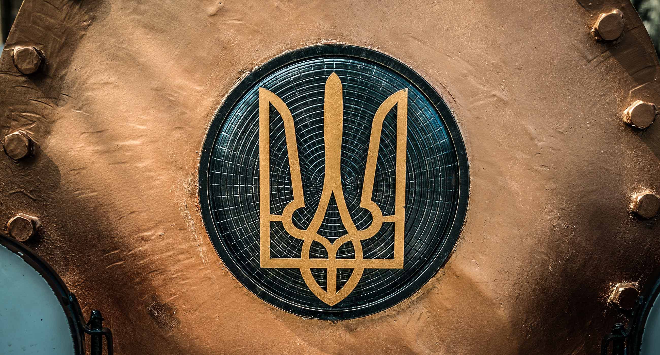 Малий чи великий? Конфлікт інтересів і сотні мемів про великий герб України